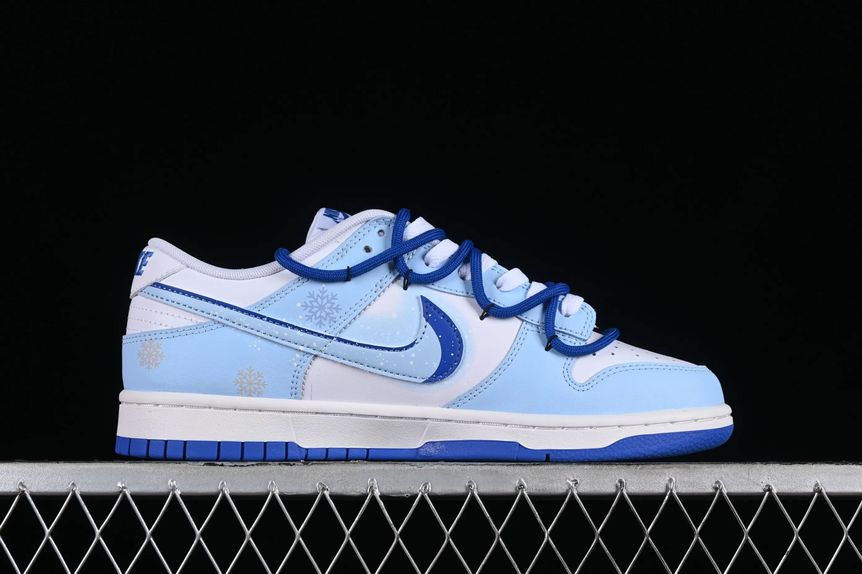 All categories Nk SB Dunk series Nk SB Dunk Low low-top sneakers Nk Dunk Low Winter has arrived Simple white and blue SB strap low-top casual sneakers DV0831-104
